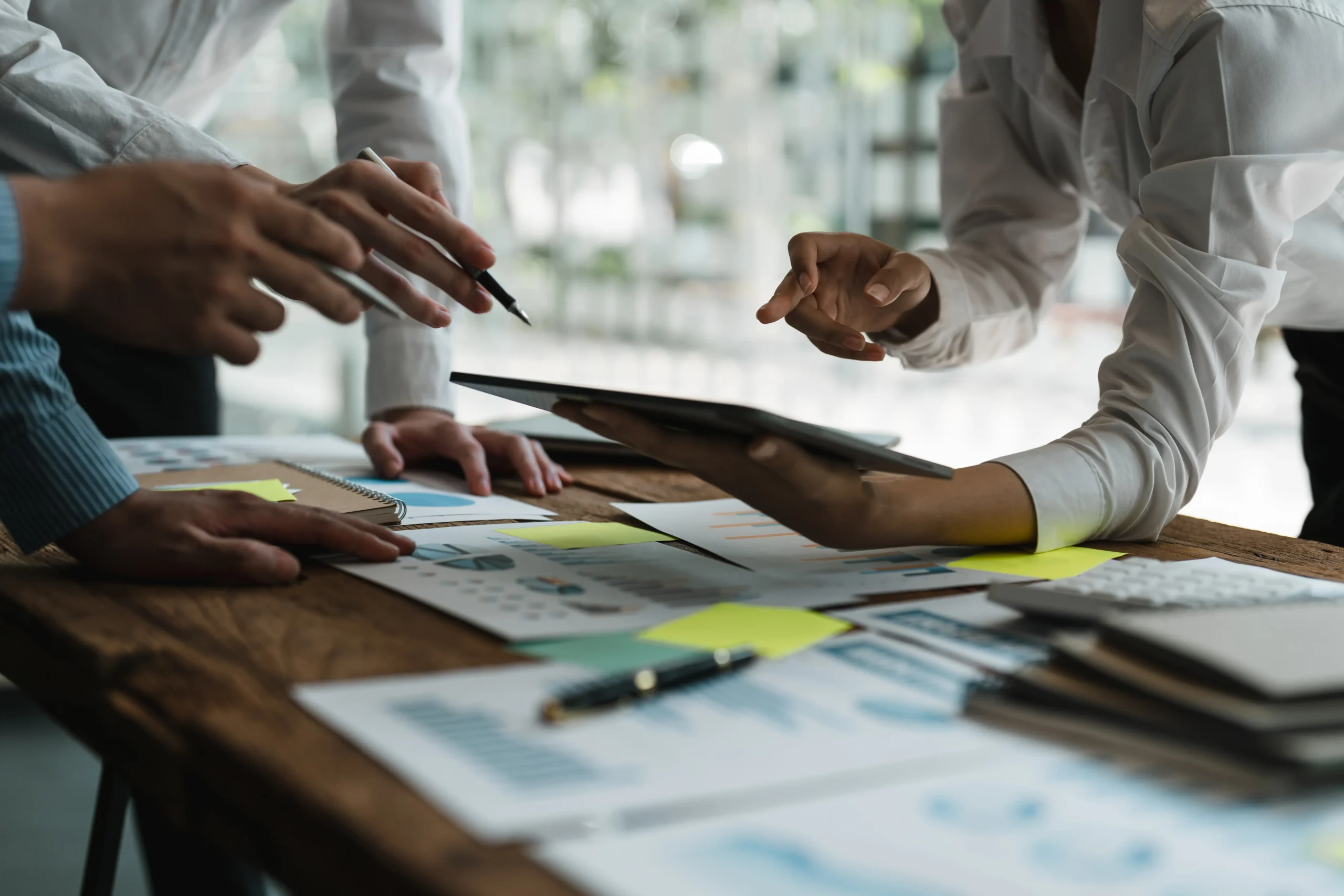 Consultores financieros revisando informes