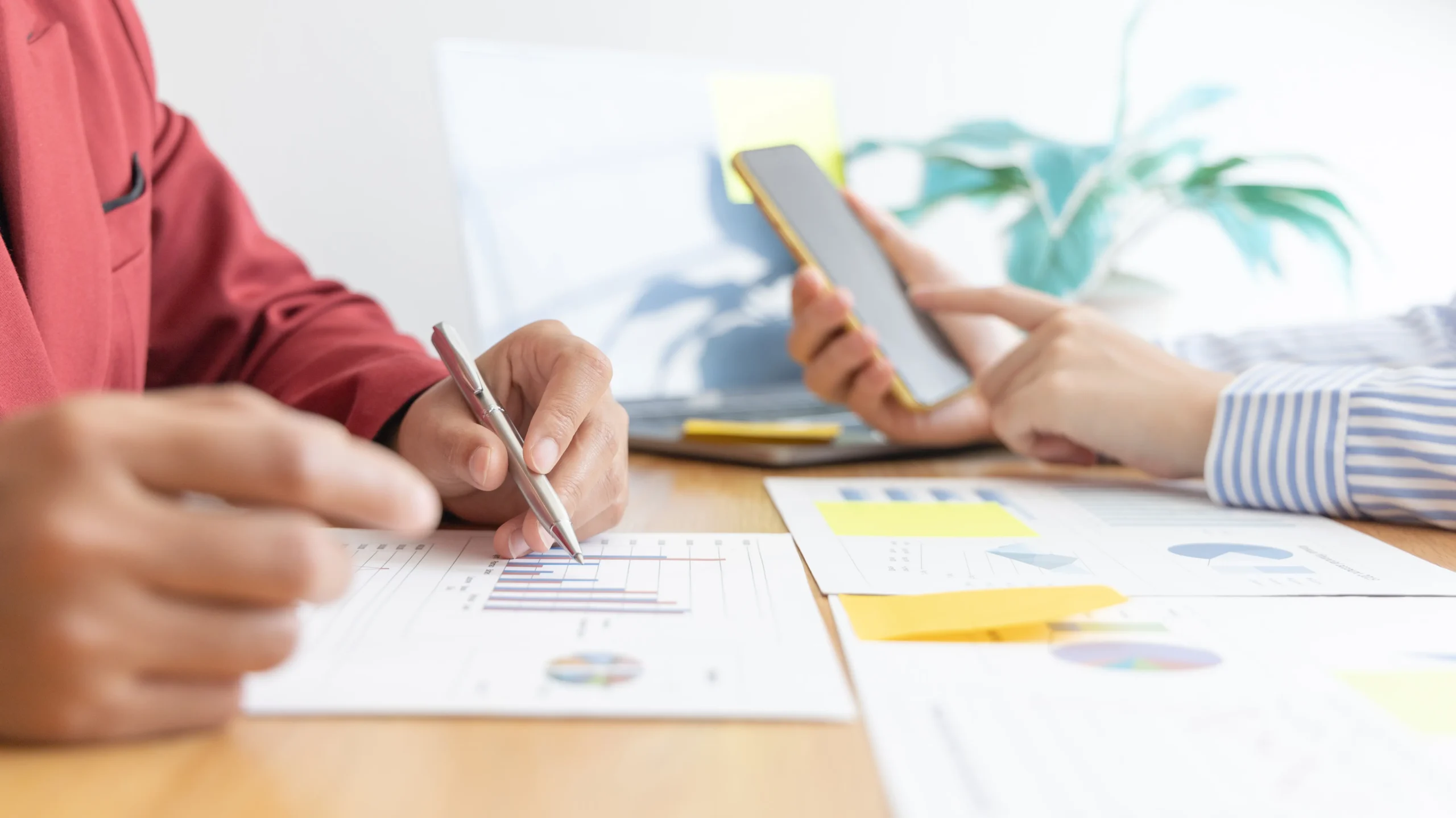 dos personas revisando informes y cuentas