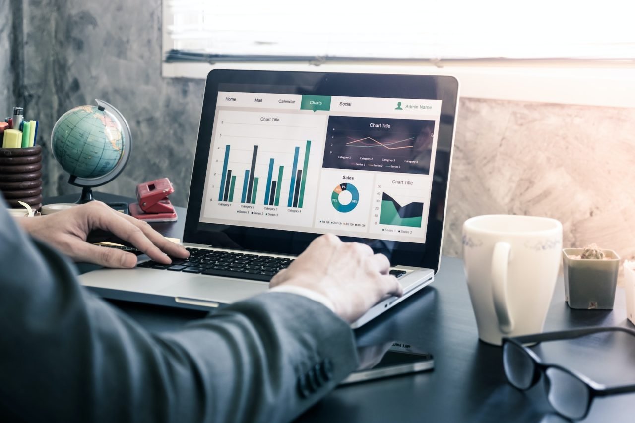 Consultor financiero trabajando