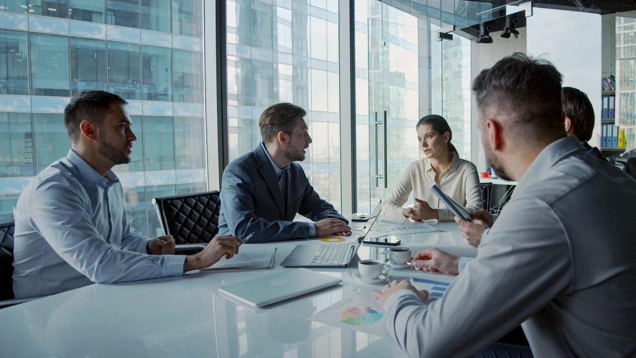 Ejecutivos en una junta