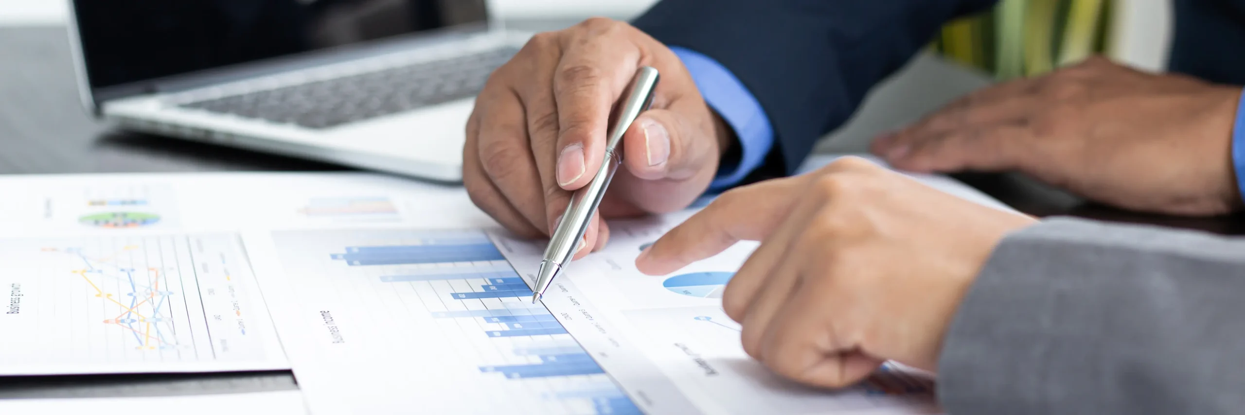 Ejecutivo haciendo cálculos en informe